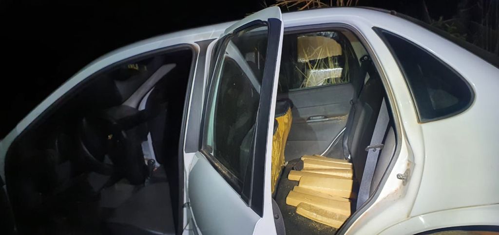 Além do carro roubado, suspeitos estavam com drogas