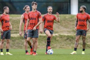 Jogadores do Flamengo reunidos antes do treino