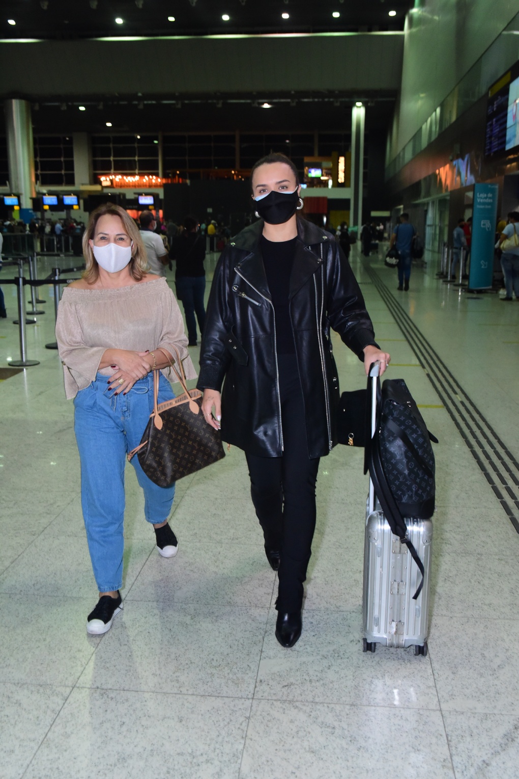 Rafa Kalimann no Aeroporto Internacional de Guarulhos rumo a Nova York