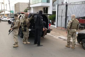 Operação cumpre mandados contra suspeitos de matar vítima a facadas em Goianira