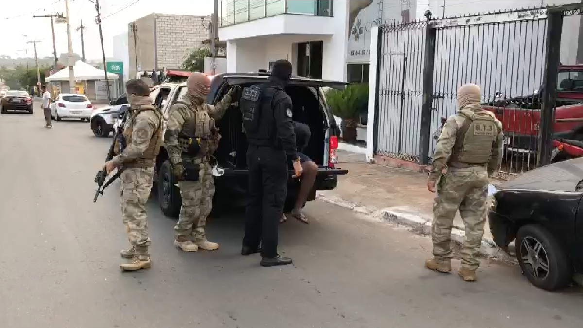 Operação cumpre mandados contra suspeitos de matar vítima a facadas em Goianira