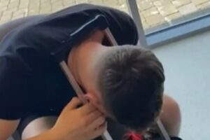 Momento viralizou no TikTok e já tem mais de 15 mil likes. Homem fica com a cabeça presa em mala enquanto aguardava voo: vídeo