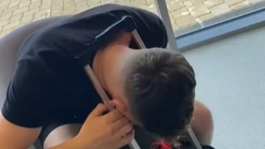 Momento viralizou no TikTok e já tem mais de 15 mil likes. Homem fica com a cabeça presa em mala enquanto aguardava voo: vídeo