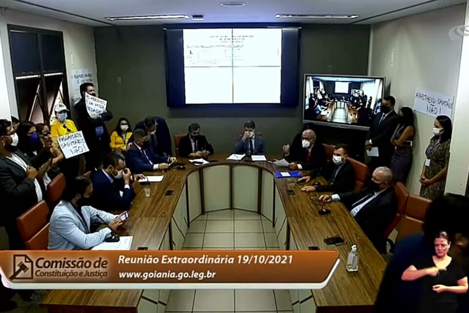 Vereadores discutem mérito do passaporte da vacina