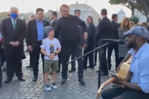 Bolsonaro 'pula' evento e esnoba fala de príncipe Charles no final do G20