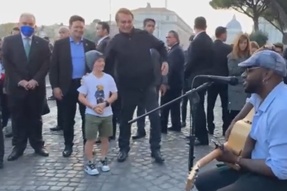 Bolsonaro 'pula' evento e esnoba fala de príncipe Charles no final do G20