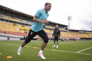 Thiago Silva faz trabalho físico na seleção brasileira
