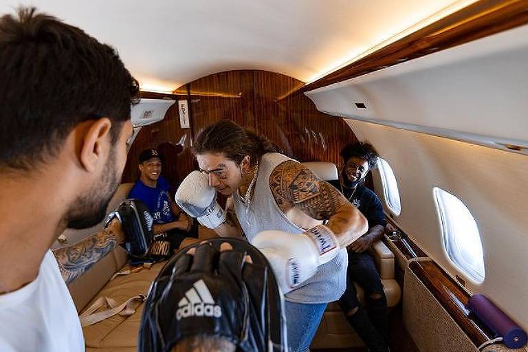 Whindersson Nunes Popó Humorista vai lutar contra o pugilista Acelino 'Popó' Freitas. Whindersson Nunes treina boxe dentro de avião particular