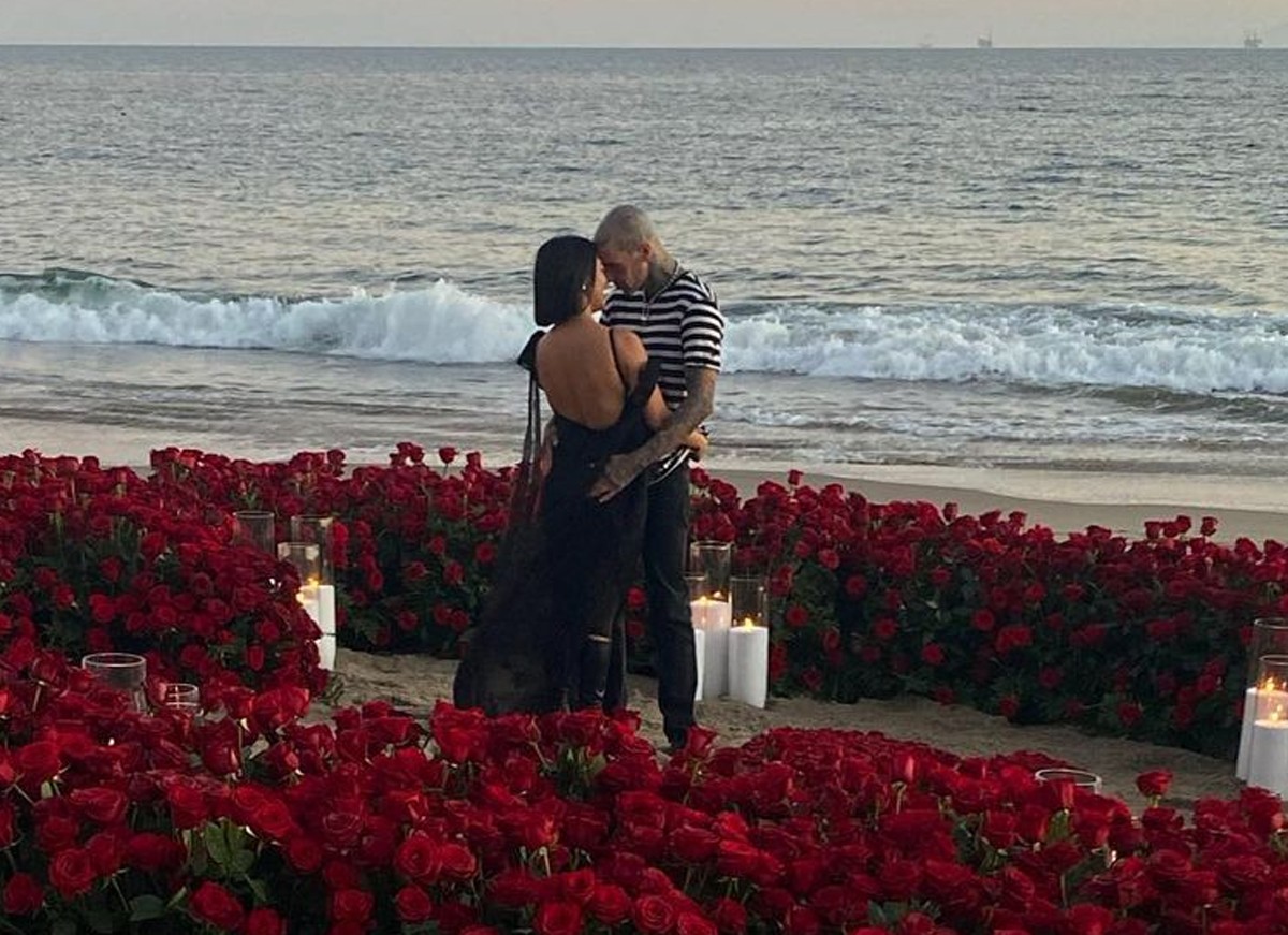 Kourtney Kardashian fica noiva de Travis Barker