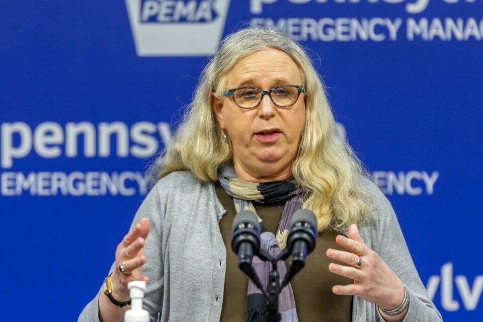 Rachel Levine é a primeira mulher trans a assumir um cargo como oficial quatro estrelas