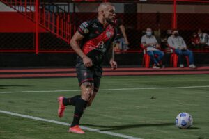 André Luís em jogo do Atlético-GO na Série A
