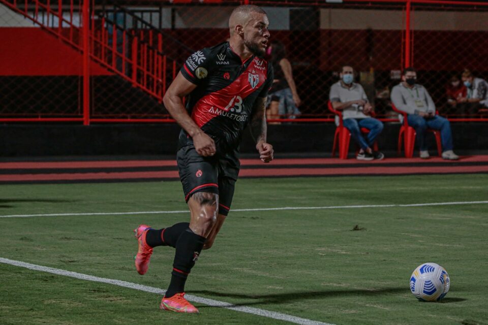 André Luís em jogo do Atlético-GO na Série A