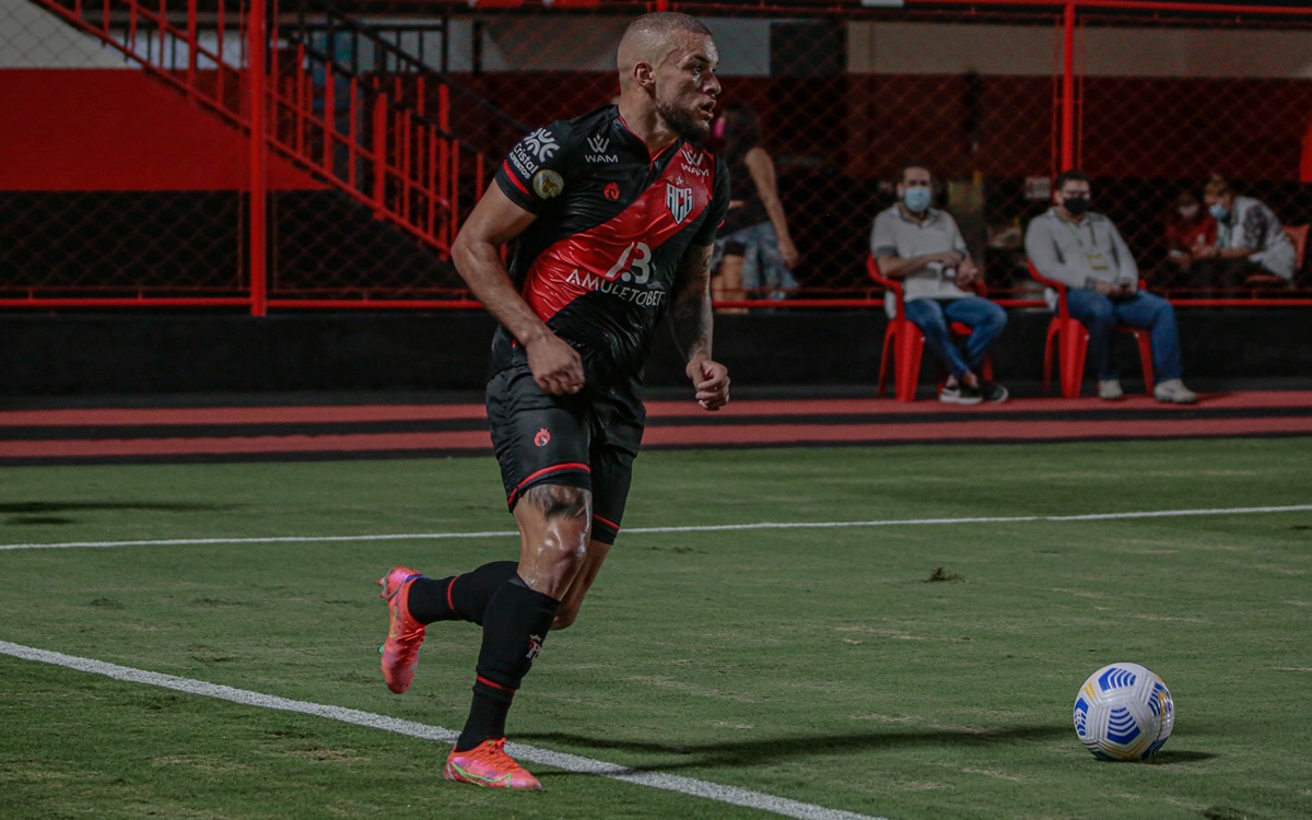 André Luís em jogo do Atlético-GO na Série A