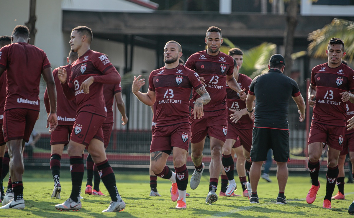 Jogadores do Atlético-GO durante aquecimento