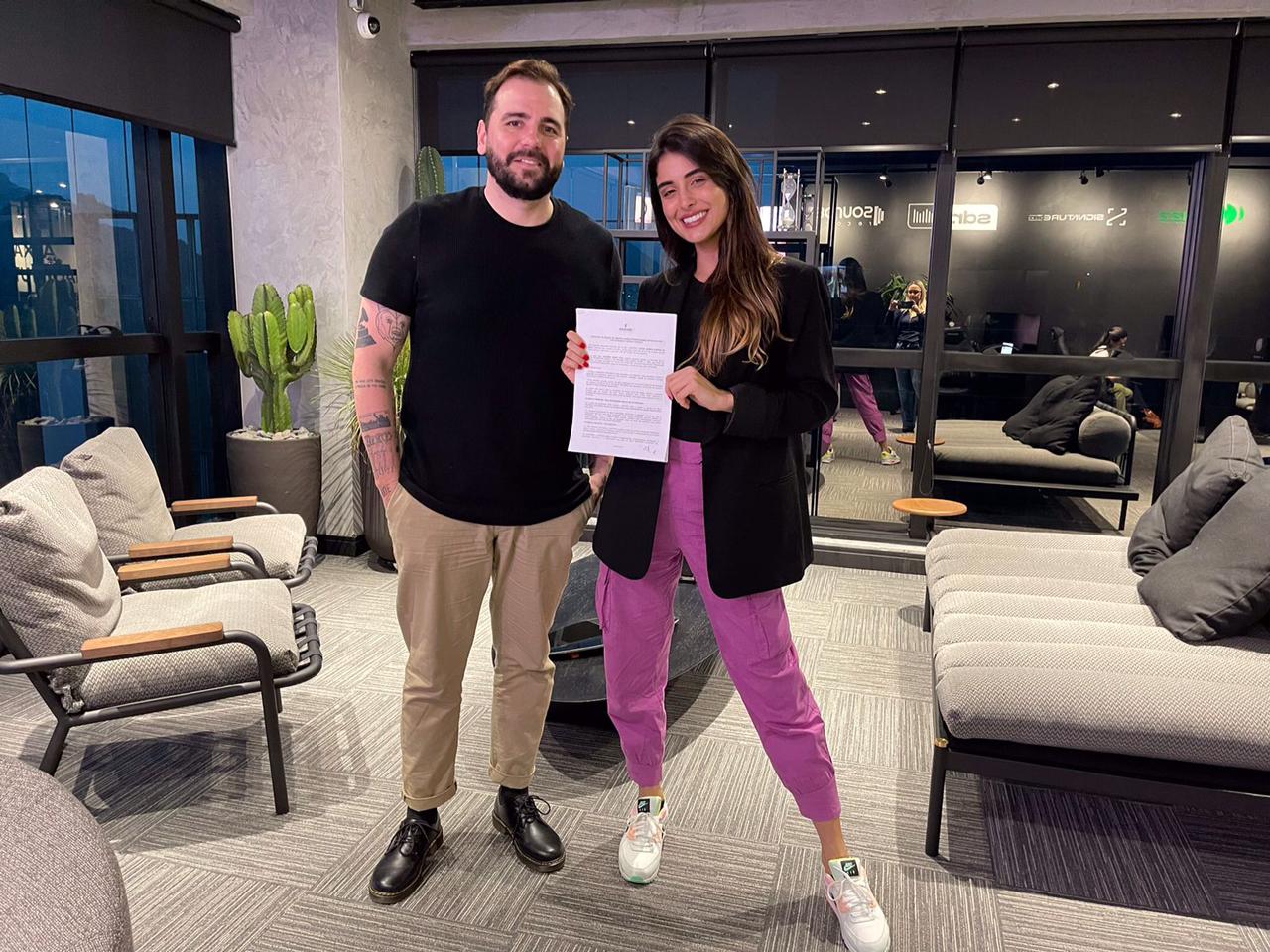 Letícia Almeida inicia carreira como cantora