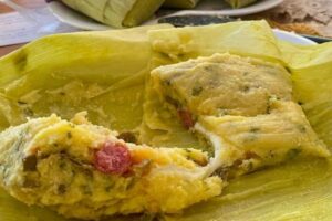 Pamonha à moda com jiló da Pamonharia Caseira, opção entre as pamonharias com entrega em Goiânia