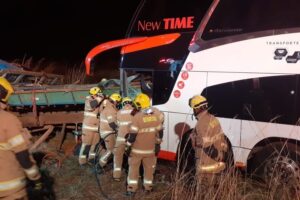 Colisão entre dois caminhões e ônibus deixa duas vítimas feridas entre Planaltina e Formosa