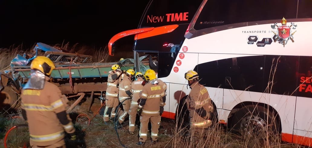 Colisão entre dois caminhões e ônibus deixa duas vítimas feridas entre Planaltina e Formosa
