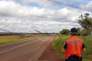 Chuva deixa mais de 250 mil pontos sem energia no Paraná