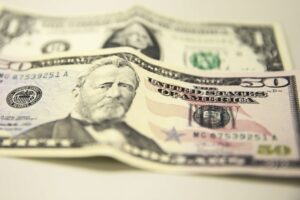 Dólar fecha a R$ 5,64 e acumula alta de 3,67% em outubro