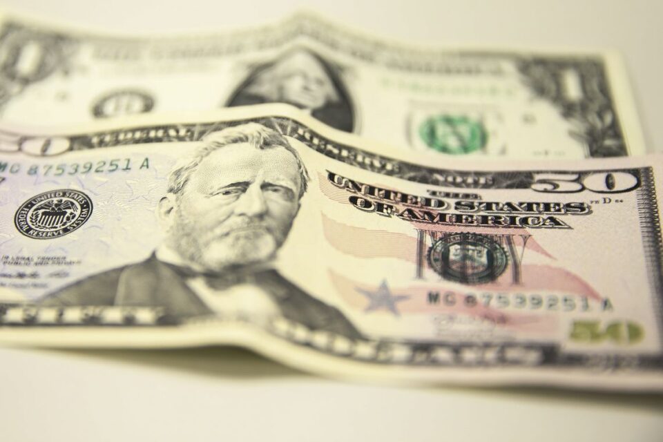 Dólar fecha a R$ 5,64 e acumula alta de 3,67% em outubro