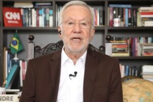 Jornalista não vê relação entre a queda do número de mortes por Covid e o avanço da vacinação. Alexandre Garcia não se vacinou CNN