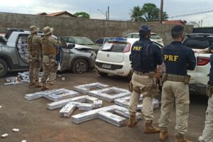 Policiais posam com a carga de cigarro contrabandeado apreendida - 50 mil maços de cigarros