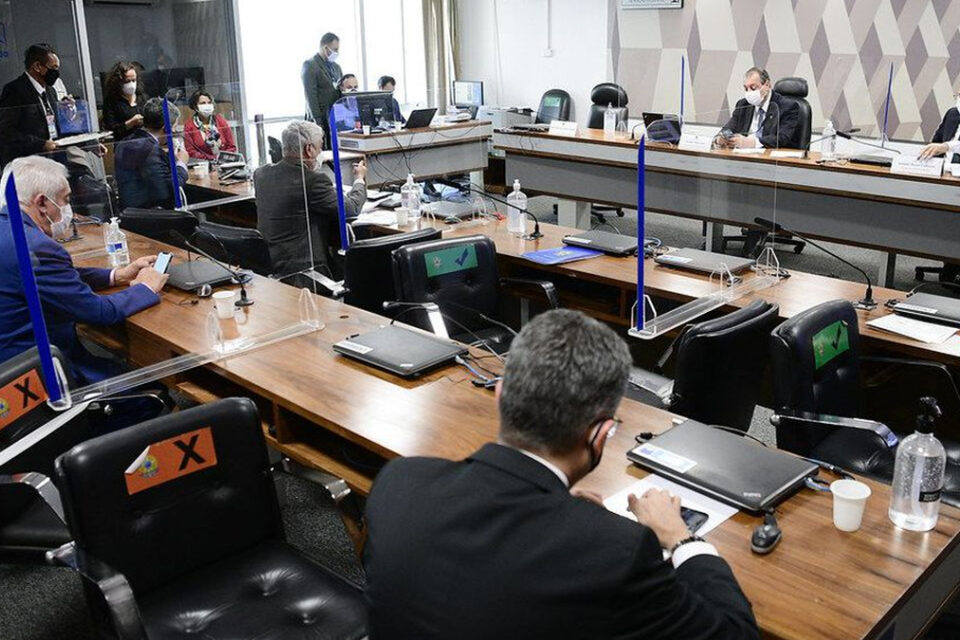 Adiada, leitura do relatório da CPI fica para quarta-feira