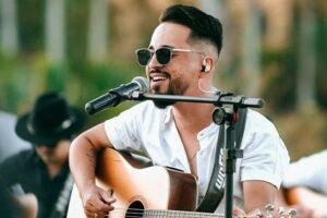 Cantor sertanejo goiano Brener Coelho lança seu primeiro DVD 'Eu Canto e Nóis Bebe'
