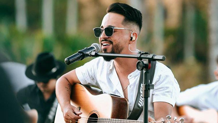 Cantor sertanejo goiano Brener Coelho lança seu primeiro DVD 'Eu Canto e Nóis Bebe'