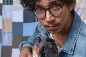 Cantor Adriel Vinícius se apresenta no Sesc GO