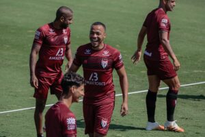 Marlon Freitas sorri em treino do Atlético-GO