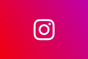 O Instagram começou a liberar a todos os usuários a função de disponibilizar link nos stories. Antes da atualização, isso só era permitido a usuários que tinham mais de 10 mil seguidores ou contas verificadas pela plataforma (o famoso selo azul). Para colocar o link nos stories, basta acessar a aba de figurinhas, selecionar o ícone "link", digitar o endereço que deseja linkar e, por fim, clicar no botão "concluir". Você poderá movê-lo e colocá-lo na posição que preferir. Se a opção ainda não está disponível para você, não se apavore. A implementação será feita gradativamente até alcançar todos os usuários do Instagram.