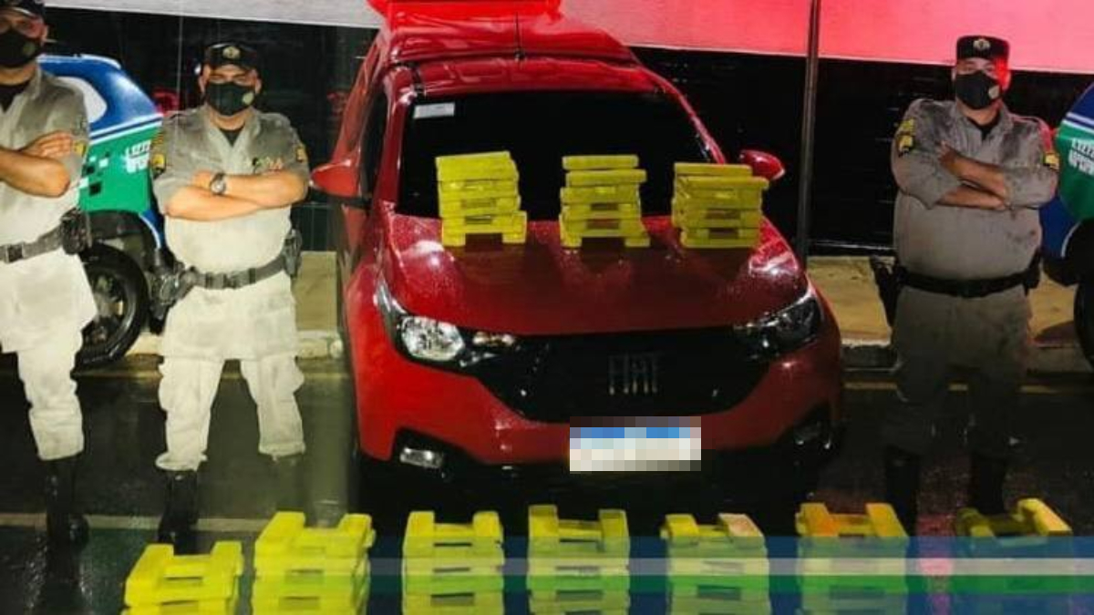 Suspeito de tráfico é preso com quase 100 kg de maconha em Ipameri. o suspeito desrespeitou uma ordem de parada e fugiu