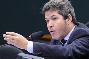 Waldir é o único candidato ao Senado que ainda aguarda julgamento do registro