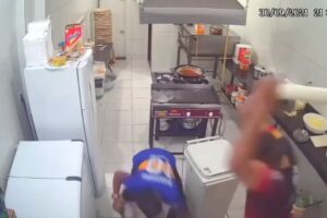 Momento em que o cozinheiro desfere um golpe com rolo de macarrão na cabeça do criminoso