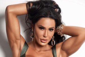 Esposa do cantor belo apostou em um vestido cheio de recortes. Gracyanne Barbosa exibe os músculos saltando em look ousado; vídeo