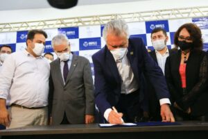 Caiado inaugura postos de oferta de emprego e de crédito em Anápolis