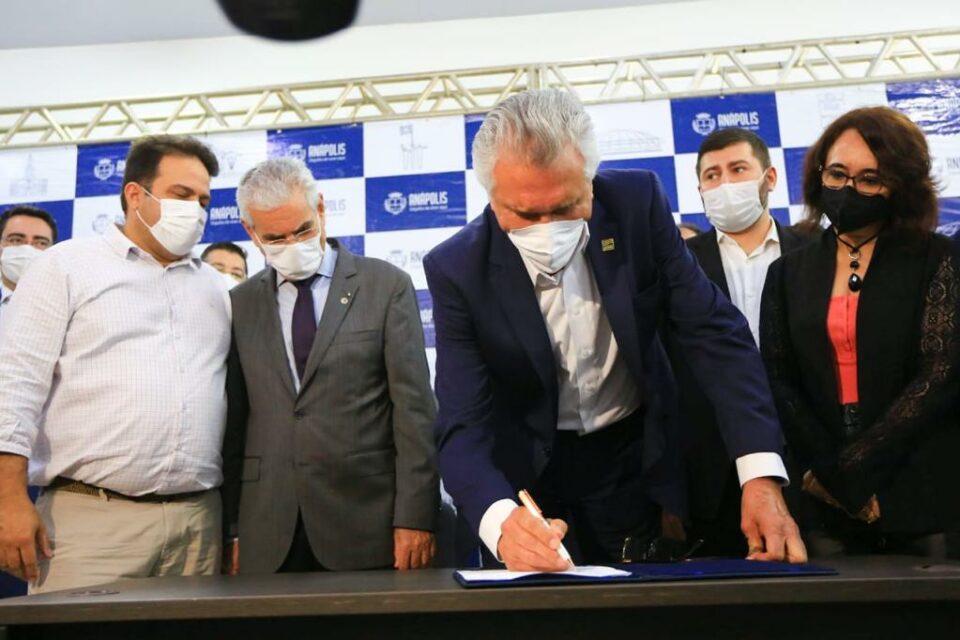 Caiado inaugura postos de oferta de emprego e de crédito em Anápolis