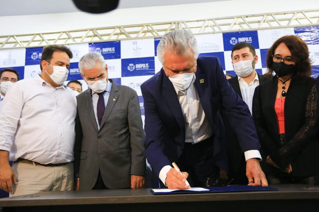 Caiado inaugura postos de oferta de emprego e de crédito em Anápolis