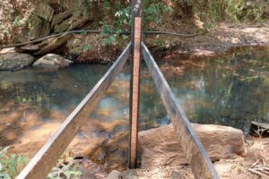 Foto mostra vazão de manancial - Ferramenta virtual possibilita acompanhamento da situação hídrica de Anápolis. Cidadão vai poder saber quando haverá falta de água