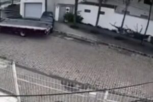 Um guincho derrubou um carro e atropelou o próprio motorista em um resgate para lá de atrapalhado. O caso foi registrado por câmeras. (Foto: reprodução)