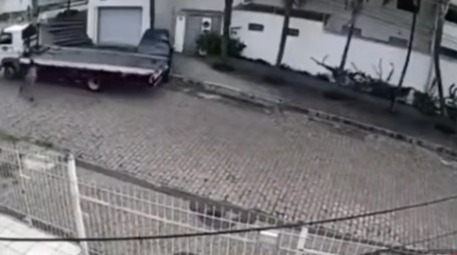 Um guincho derrubou um carro e atropelou o próprio motorista em um resgate para lá de atrapalhado. O caso foi registrado por câmeras. (Foto: reprodução)