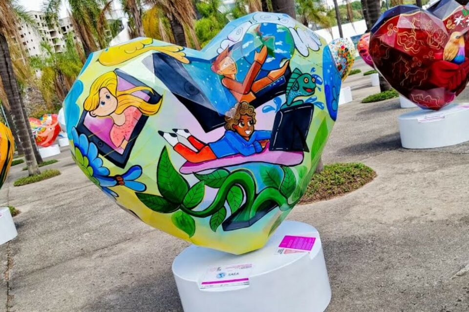 exposição art of love em Goiânia traz escultura de coração na Praça do Avião