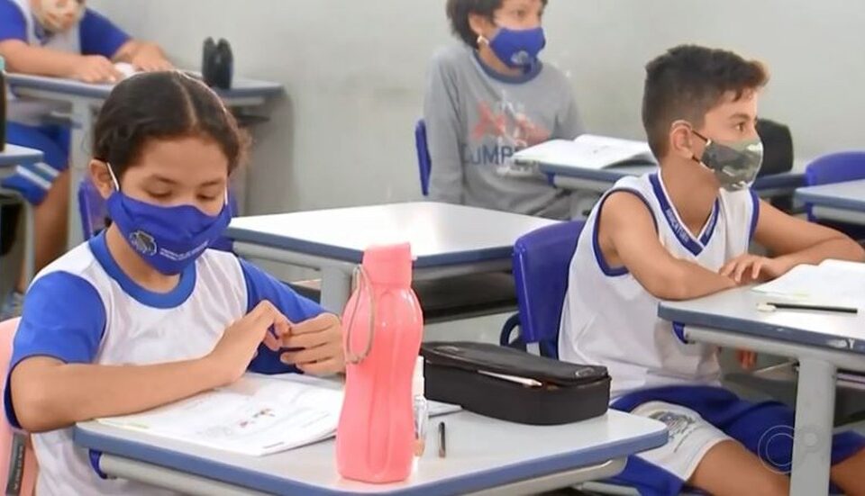 Uma menina de 10 anos decidiu aprender a Língua Brasileira de Sinais (Libras) para se comunicar com o amigo surdo. (Foto: reprodução/TV Tem)