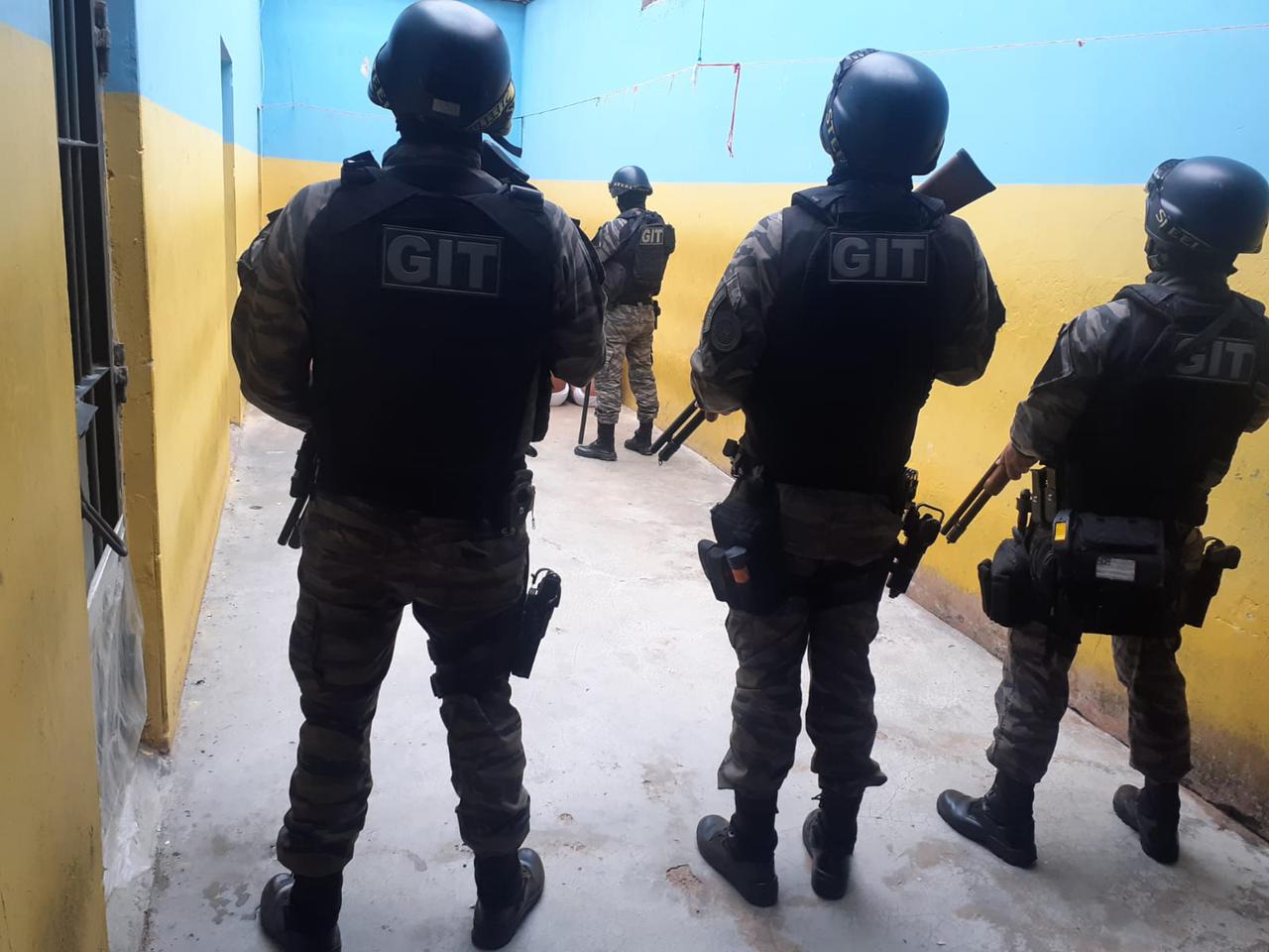 Policiais durante diligências nos presídios em Goiás (