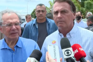 Combustível deve subir mais, sinaliza Bolsonaro. "Só ver o dólar"