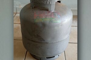 Polícia prende receptadores de botijão de gás roubado em Uruaçu (Foto: Polícia Civil)