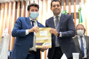 Deputados Wagner Neto e Thiago Albernaz seguram pacote com texto da LOA 2022