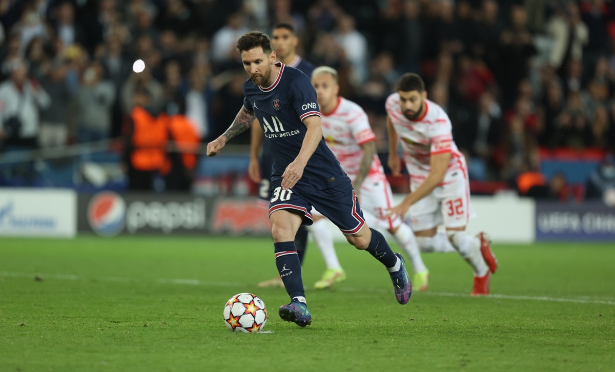 Messi cobra pênalti contra o Leipzig